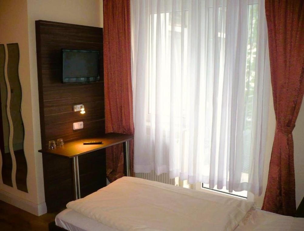 Hotel Ariana Koln Bagian luar foto