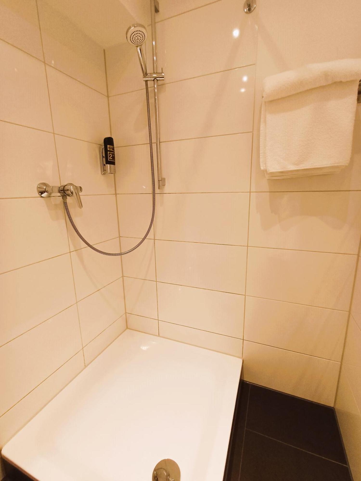 Hotel Ariana Koln Bagian luar foto